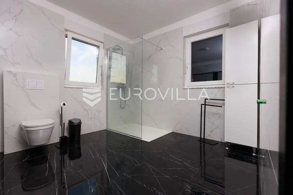 vrbnik, novogradnja od 152 m² s dvorištem - slika 18