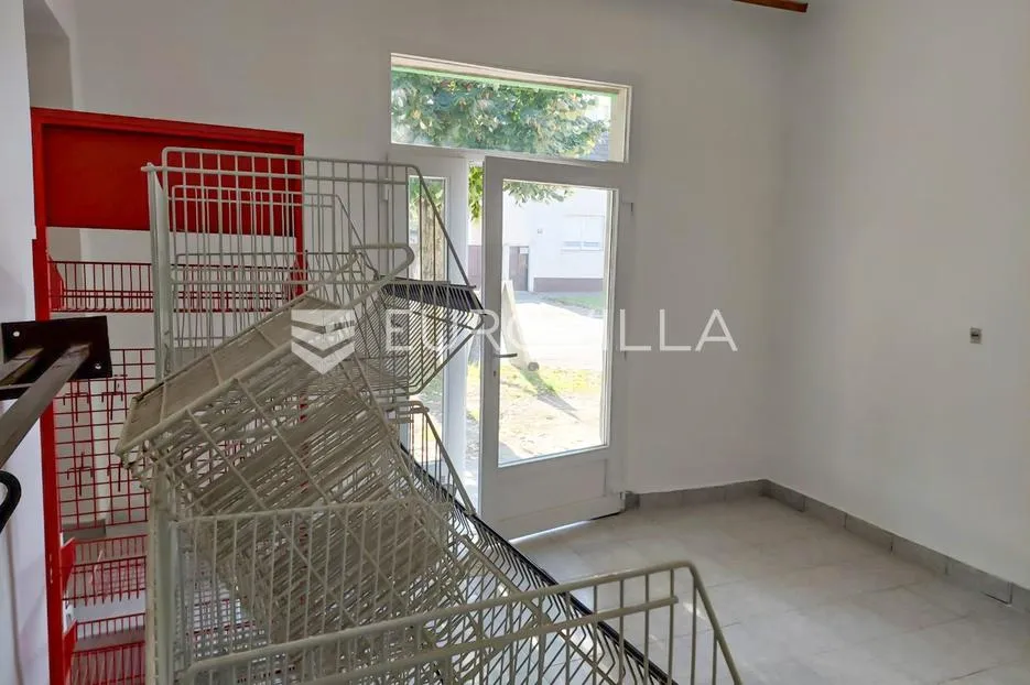 valpovo – najam uličnog poslovnog prostora, površine 60 m², uz besplatan parking - slika 4