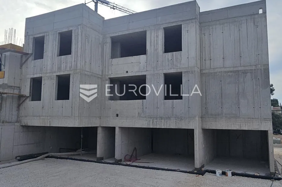 Čiovo, Slatine novogradnja stan 57,8 m² s garažom za dva automobila, 50 m od mora - Arbanija, Trogir