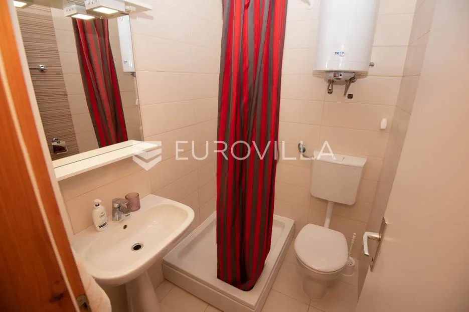 tisno, ekskluzivna apartmanska kuća prvi red do mora s panoramskim pogledom i brodicom - slika 23