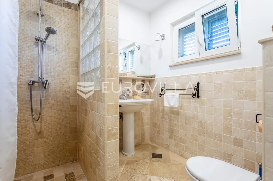 brač, supetar, kuća ukupne površine 372 m² na zemljištu površine 411 m² - slika 18