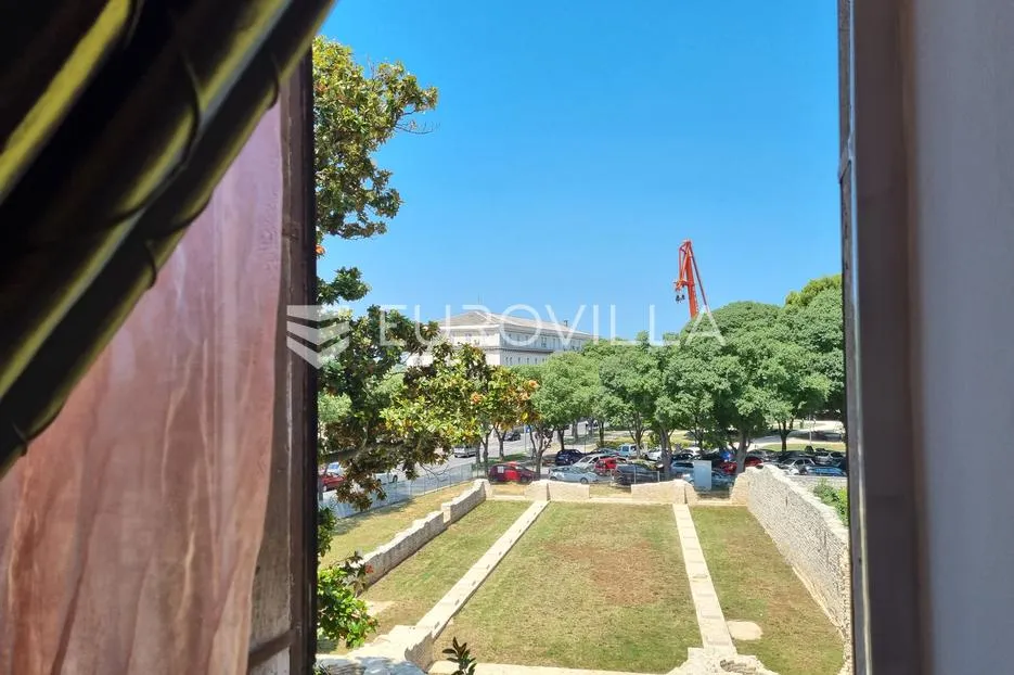 pula, zgrada sa 4 stana po 40 m2 u centru grada - pogodna za najam - slika 40