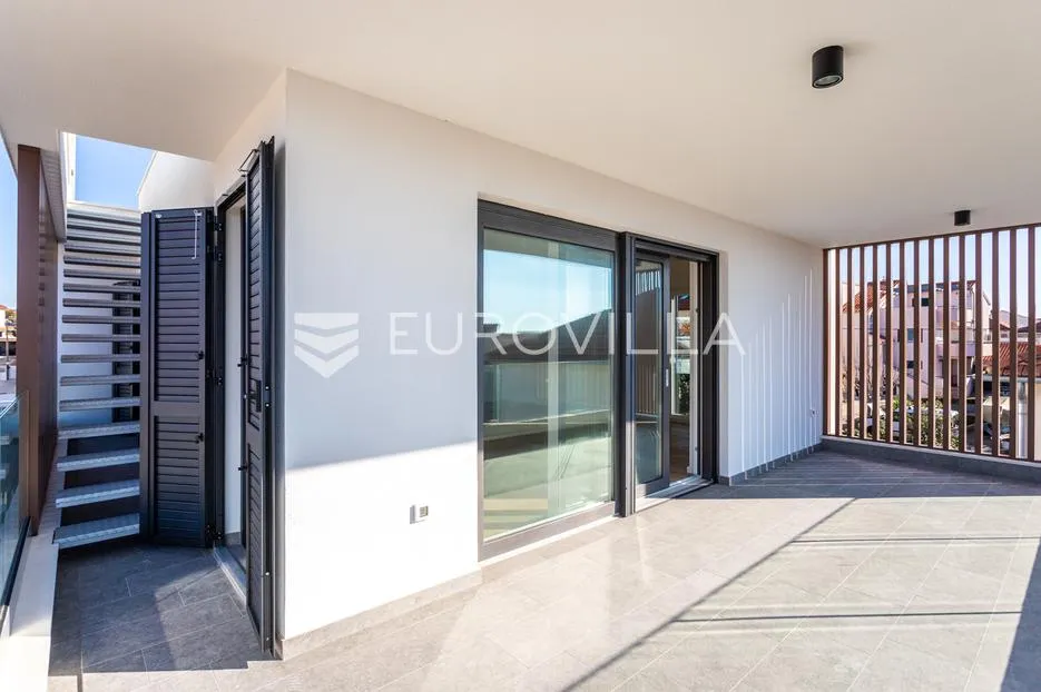 vodice, novogradnja, penthouse s krovnom terasom i pogledom na more, 150,94 m² - slika 15