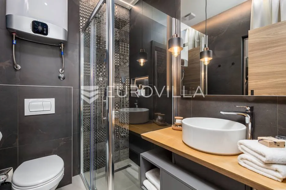rijeka, centar, novouređen luksuzan stan 104 m² s tri apartmana - slika 12