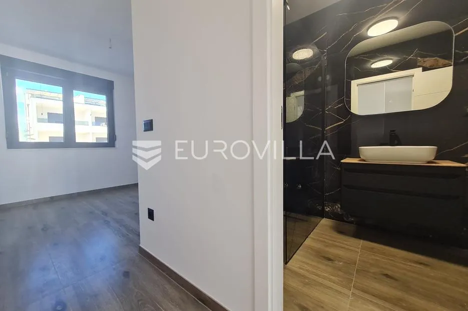 vir, luksuzan apartman s 3 spavaće sobe, prvi red do mora, centar otoka - slika 17