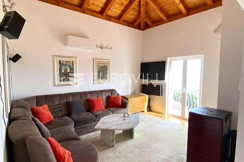 Sumartin, trosobni apartman s pogledom na more, površine 83 m²