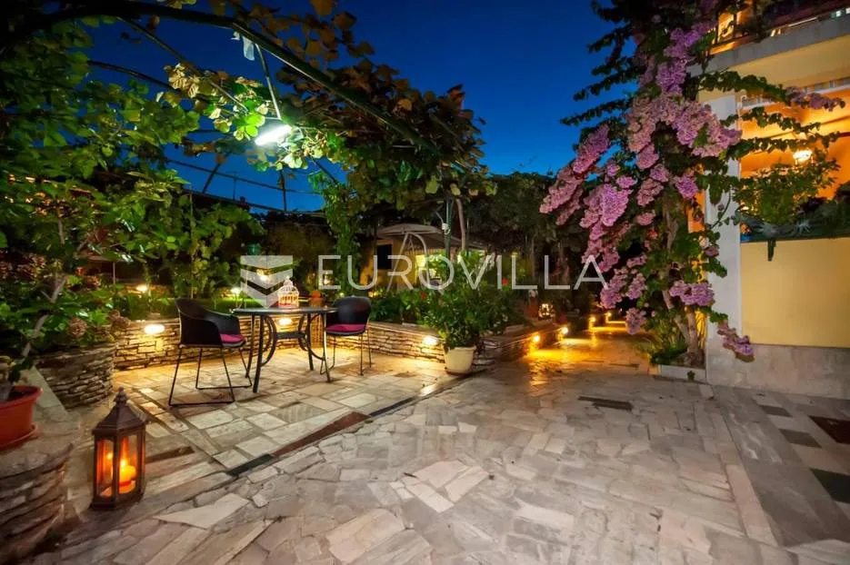 istra, rovinj, kuća 360 m2 s tri stana i zasebnom kućicom, izuzetna lokacija - slika 23