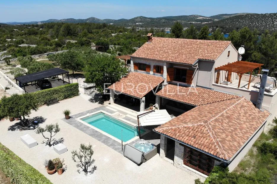 šibenik, martinska, prekrasna kamena vila s bazenom, vrtom i igralištem - slika 2