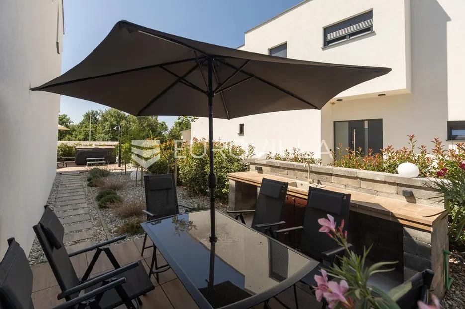 istra, poreč, najam kuće 116 m² s jacuzzijem i vrtom na super lokaciji s pogledom na more - slika 35