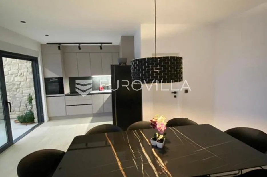 makarska, moderna vila s tri stambene jedinice - slika 8
