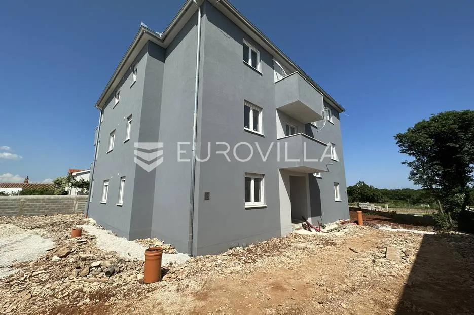 šišan, trosoban stan nkp 67 m2 i velikim vrtom od 204 m2 - slika 27