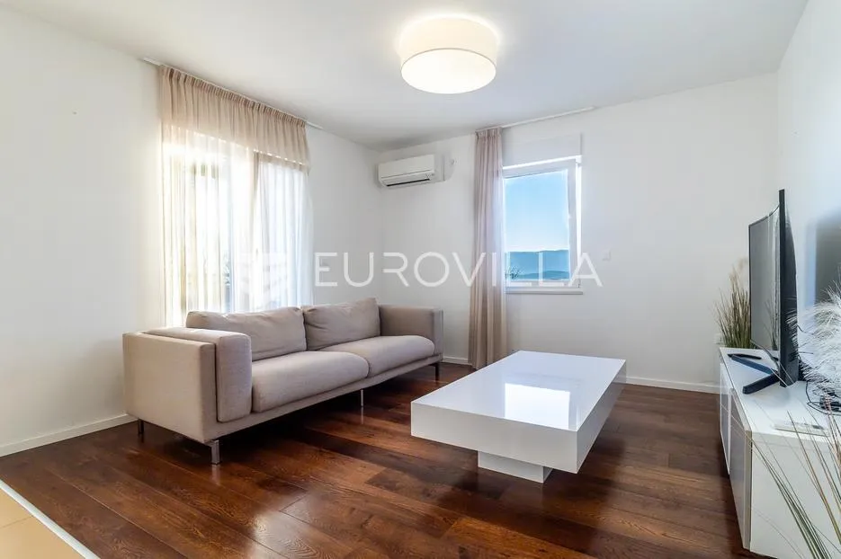 rijeka, marčelji, novouređen trosoban stan s pogledom na more i bazenom nkp 85 m2 - slika 6