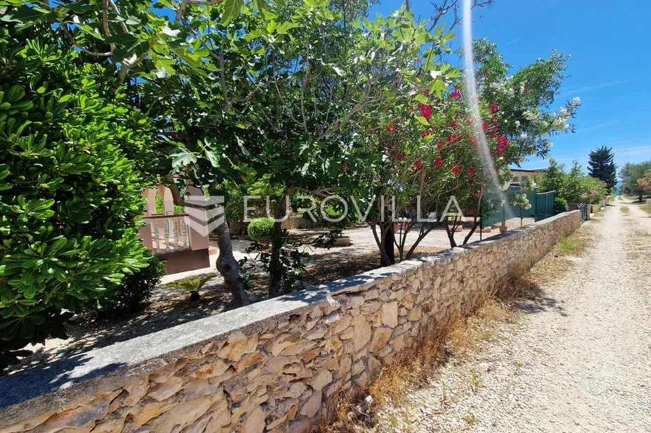 vir, samostojeća kuća s dva apartmana, pogledom na more i velikom okućnicom - slika 8