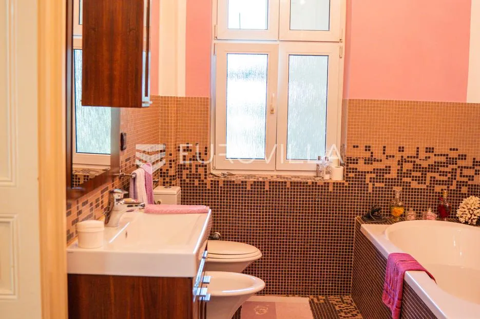vinkovci, centar, građanski stan u povijesnoj zgradi, 163 m² s velikim potencijalom - slika 12