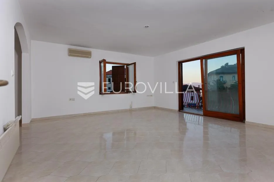 Lovran, centar, četverosoban stan od 109 m², pogled na more, 20 m od plaže