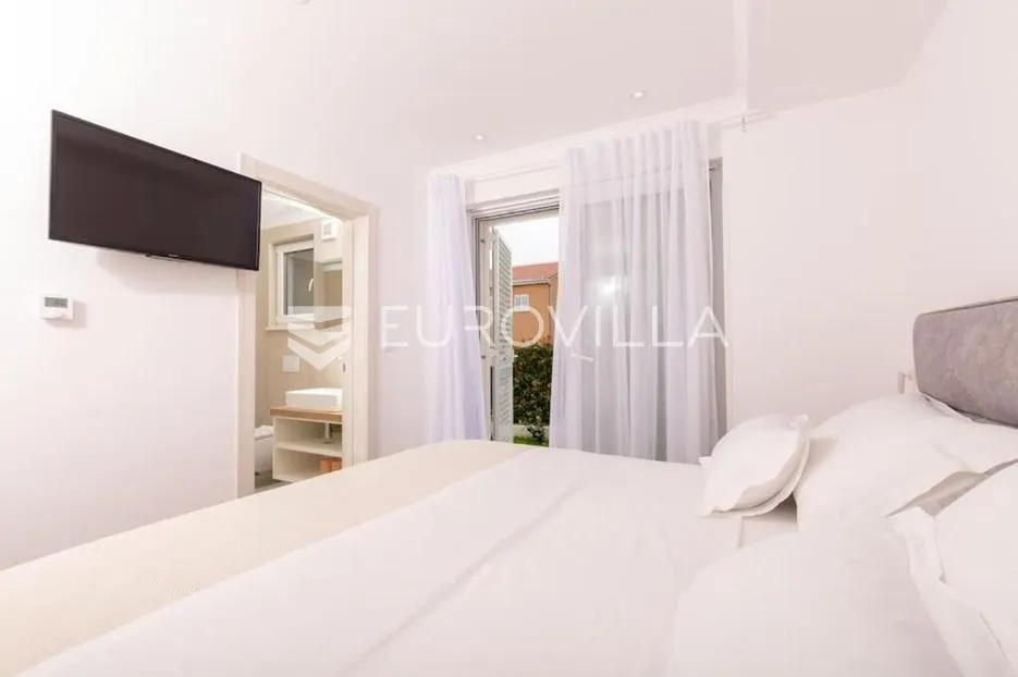 kaštel kambelovac, prekrasna vila s bazenom, treći red od mora - slika 14
