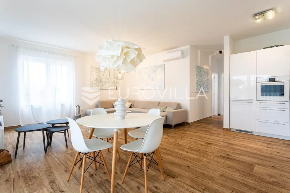 betina, prekrasan trosoban stan s bazenom i pogledom na more, 112,75 m² - slika 9