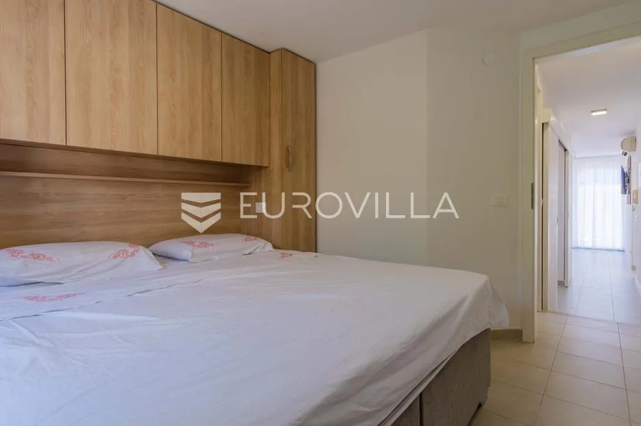 istra, poreč, unikatna dizajnerska vila s dodatnim apartmanom, wellnessom i grijanim bazenom - slika 31