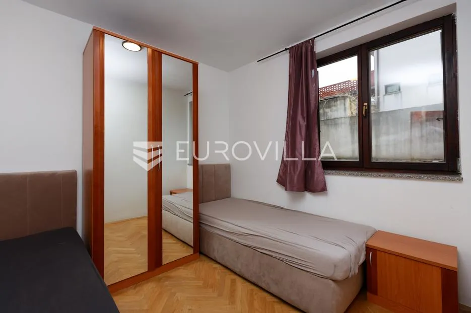 krk, uređen dvosoban apartman blizu mora, terasa s pogledom - slika 7