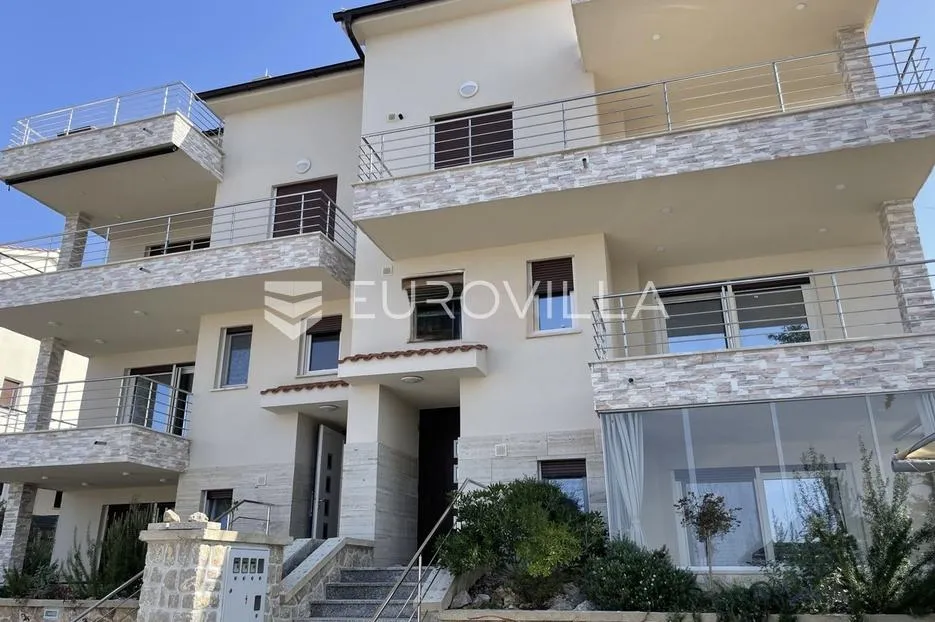 Krk, Njivice, NOVOGRADNJA, trosoban stan 80 m², parking, blizina mora