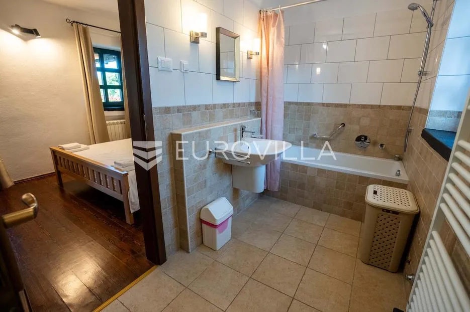 istra, sveti lovreč, kamena vila 269 m2 s bazenom, velikim vrtom i pogledom na more - slika 10