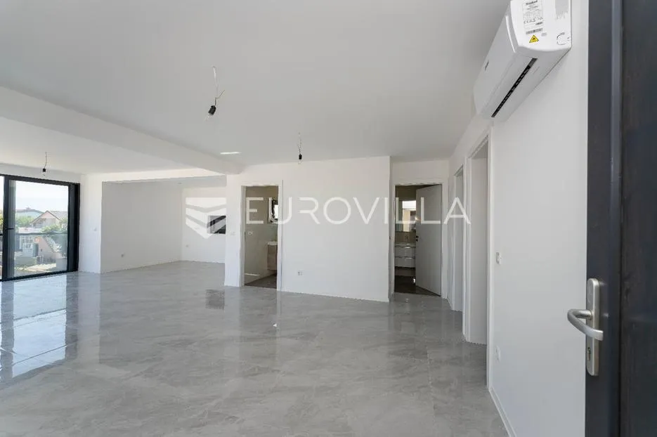 zadar, vir, luksuzna villa sa šest stambenih jedinica, samo 250m od mora - slika 24