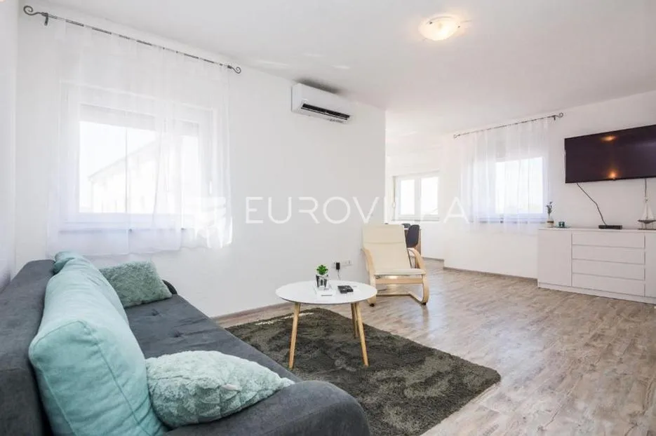 vir, stambeno poslovna zgrada u samom centru otoka 2 apartmana na 1. katu - slika 22