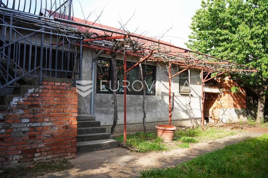 tovarnik, izuzetna prilika, prostrana kuća s tri stana i okućnicom od 1.949 m² - slika 31