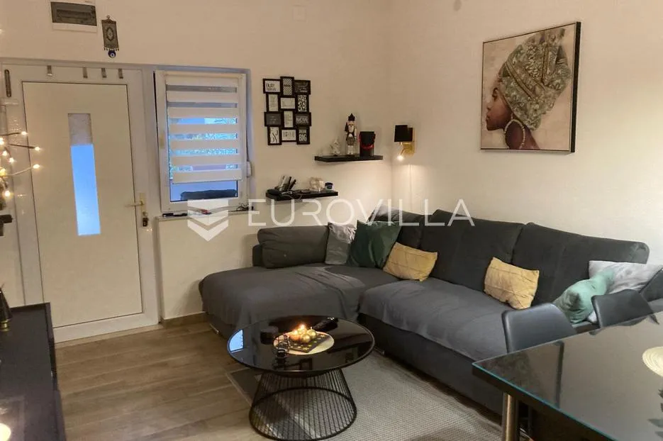 starigrad, tribanj, prostrana kuća s pogledom na more i šest apartmana - slika 21