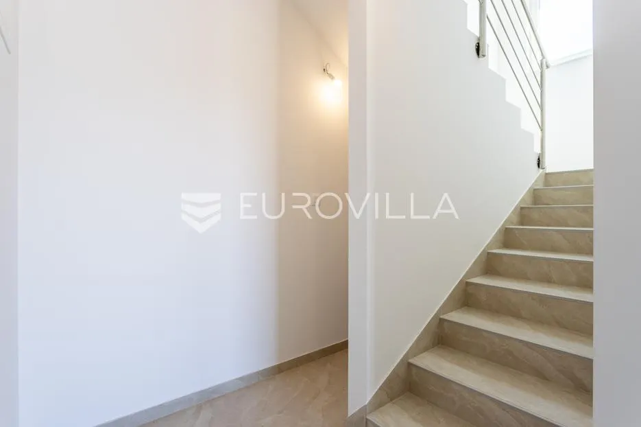 vodice, moderna dvojna kuća s bazenom, novogradnja 169,89 m² - slika 10
