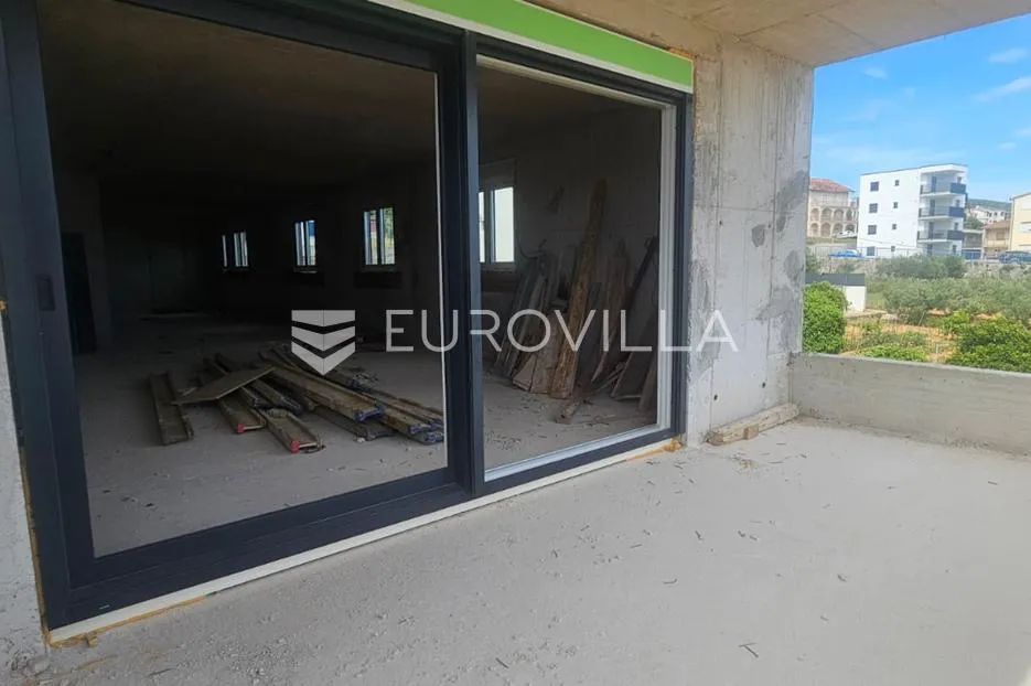 trogir, seget donji stan 87,6 m² s pogledom na more, novogradnja s garažom i liftom - slika 3