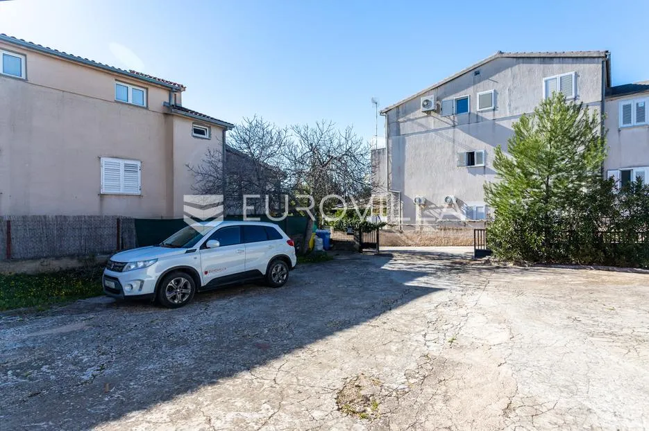 šibenik, brodarica, kuća sa velikim dvorištem 247,2 m² - slika 26