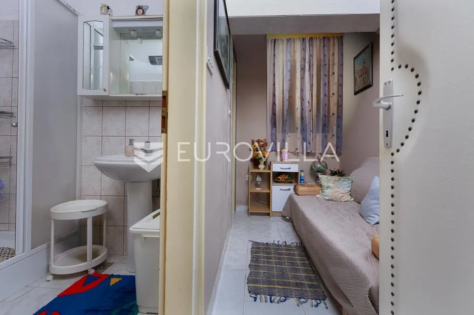 rijeka, zamet, dva uređena stana površine 95 m² s vrtom - slika 20
