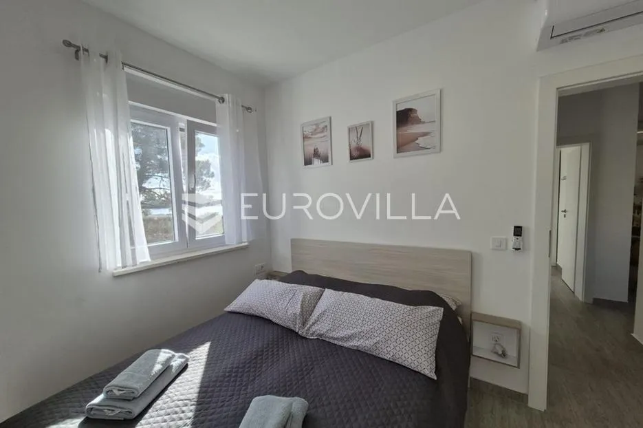 vir, prizemni apartman s 2 spavaće sobe, 40 m od mora, top lokacija - slika 33