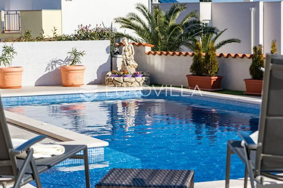 medulin, luksuzna vila s bazenom i velikom uređenom okućnicom 1050 m2, 300 m od plaže - slika 7