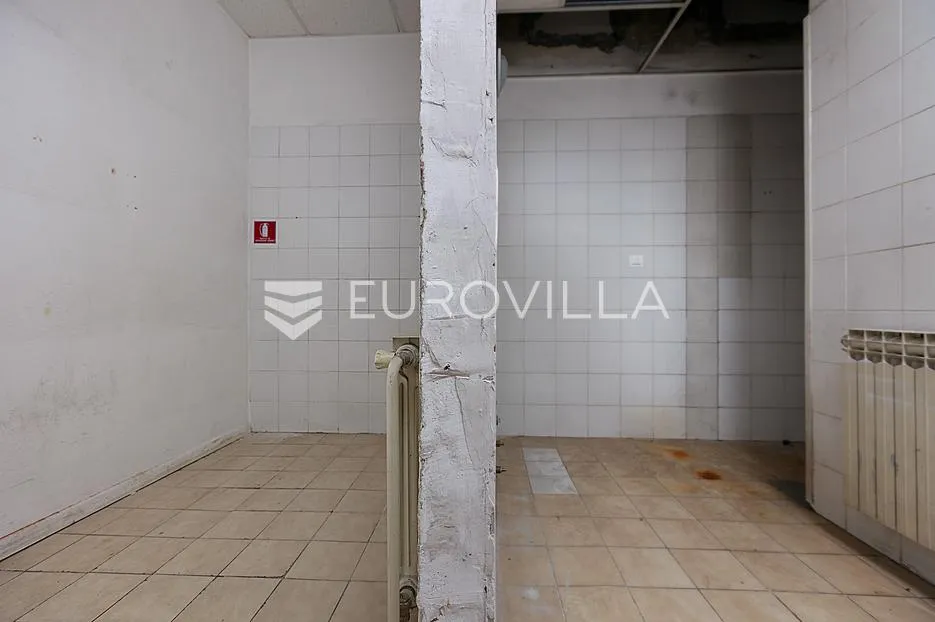 centar rijeke, prizemni poslovni prostor 169 m² s dva izloga, dugoročni najam - slika 11