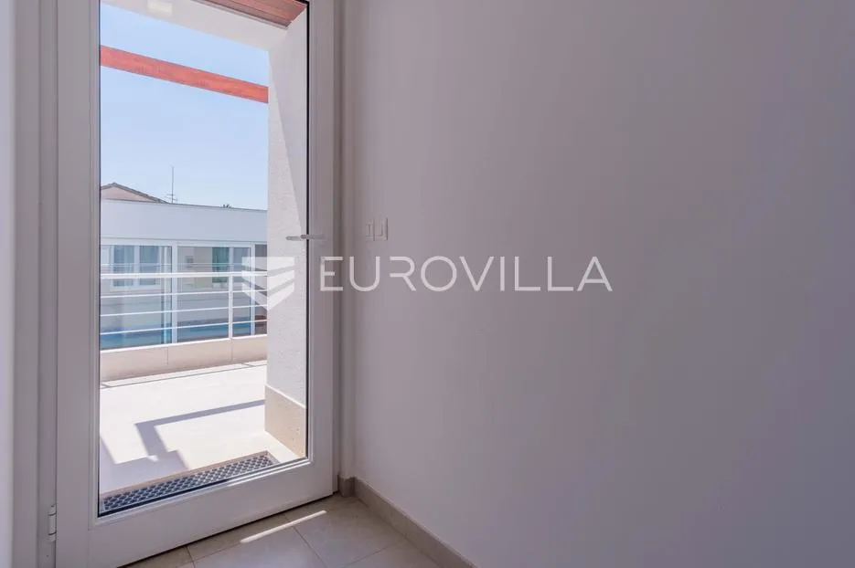 istra, poreč, unikatna dizajnerska vila s dodatnim apartmanom, wellnessom i grijanim bazenom - slika 34