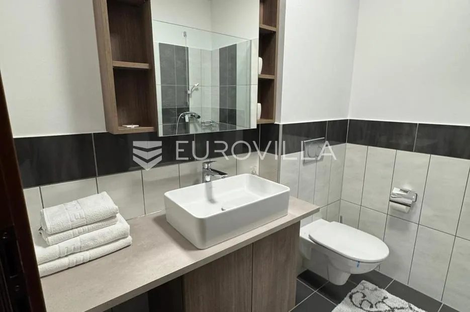 brač, bol, luksuzni penthouse u centru mjesta i građevinsko zemljište s dozvolom - slika 18