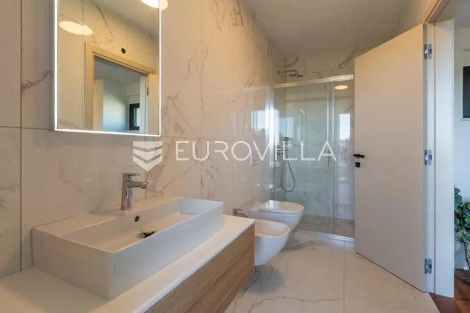 fažana, moderna vila 275 m² na velikoj besprijekornoj okućnici s grijanim bazenom - slika 34