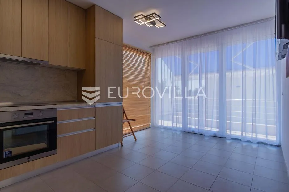 istra, poreč, unikatna dizajnerska vila s dodatnim apartmanom, wellnessom i grijanim bazenom - slika 26