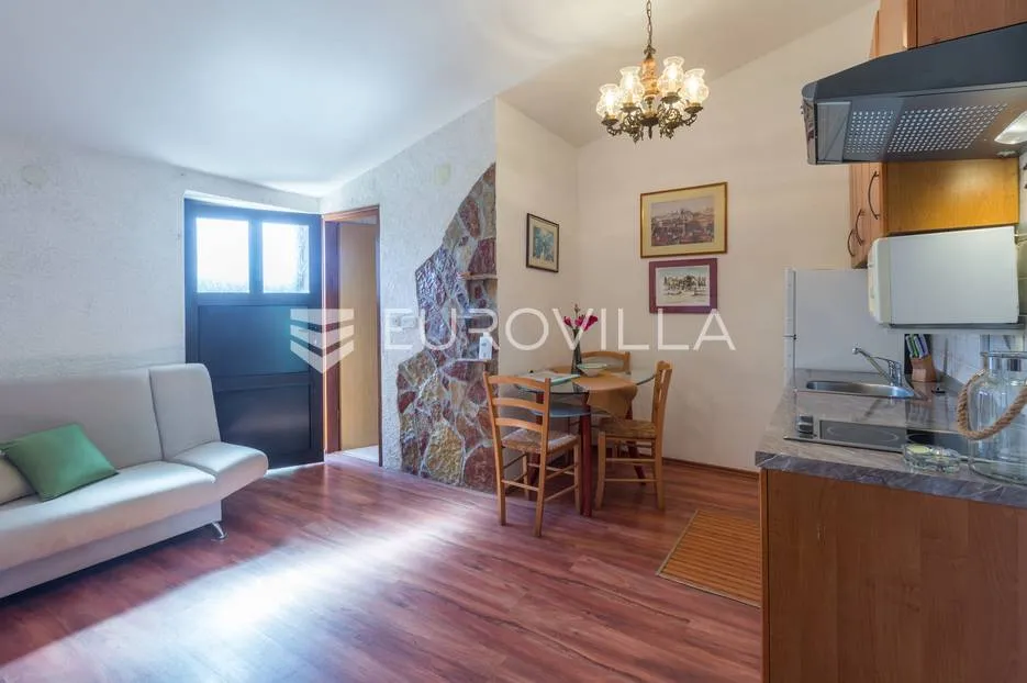 pula, veli vrh, vila s 4 odvojena apartmana, bazenom i velikom okućnicom - slika 61