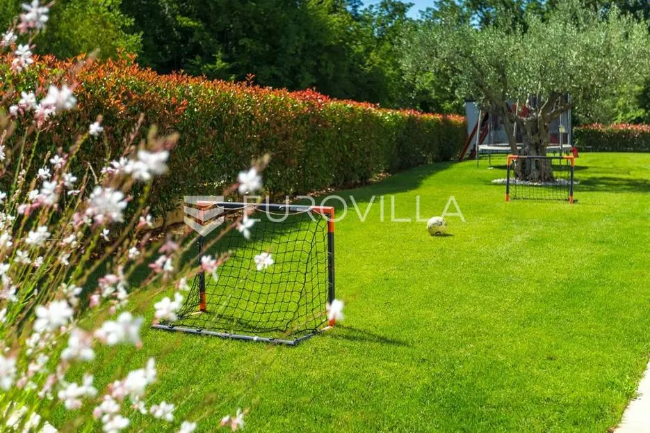 višnjan, prekrasno raspoređena vila okružena zelenilom, nkp 242 m2, na velikoj uređenoj okućnici - slika 34