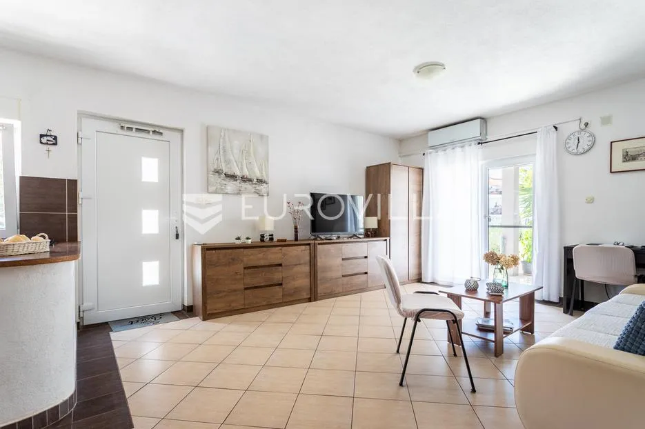 čiovo, okrug gornji, namještena kuća s četiri apartmana i prostranim dvorištem, treći red do mora - slika 27