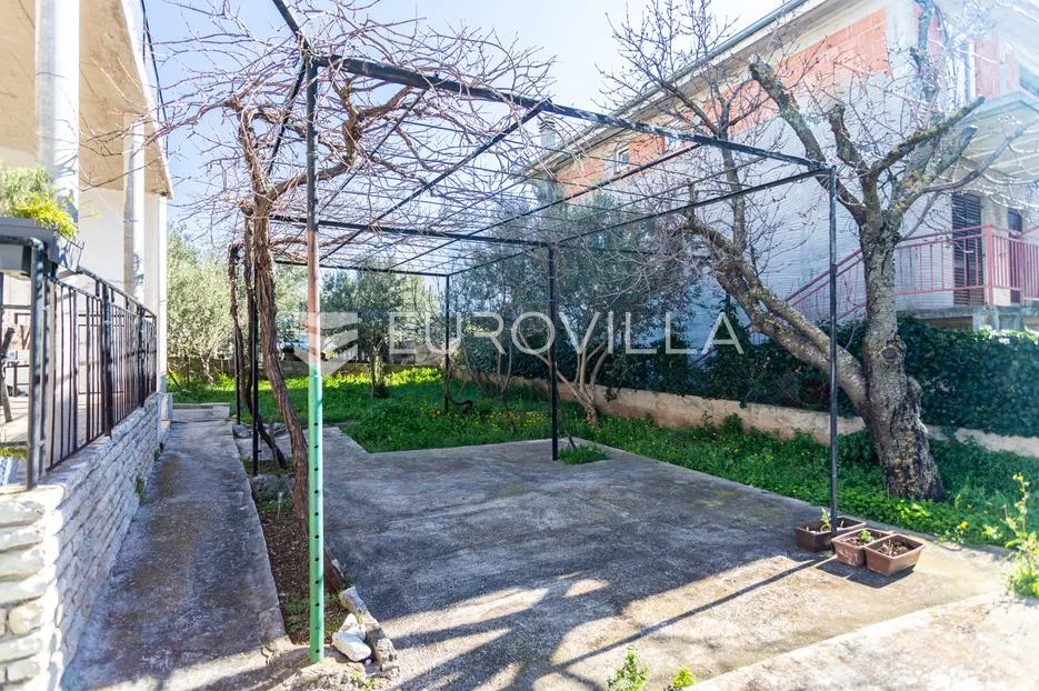 šibenik, brodarica, kuća sa velikim dvorištem 247,2 m² - slika 21