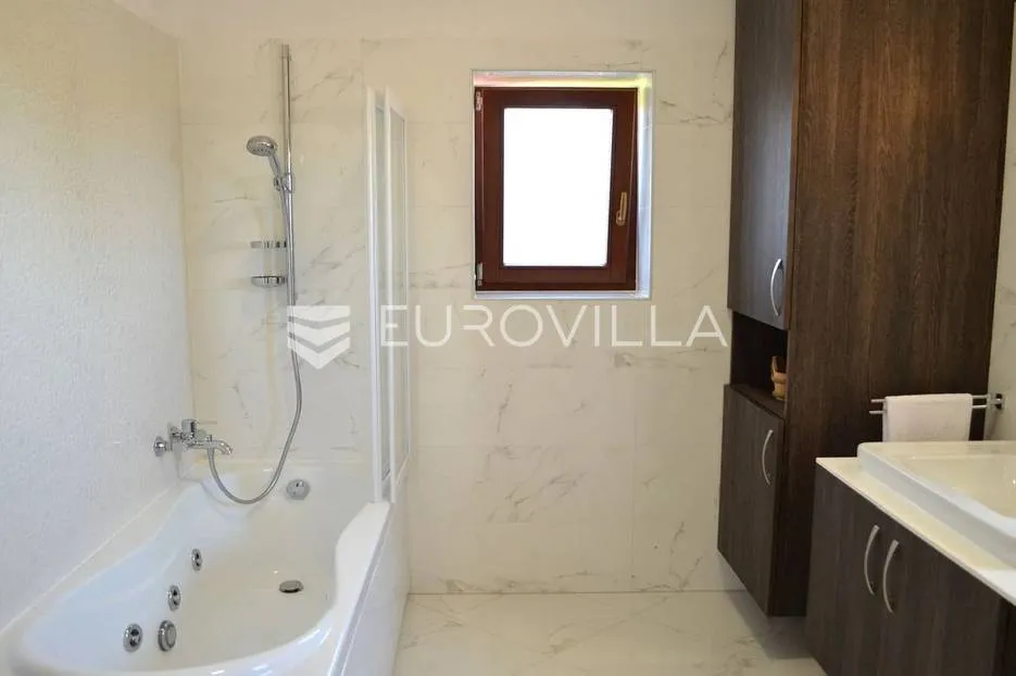 istra, tinjan, predivna kamena vila s bazenom na velikoj uređenoj okućnici, pogled na prirodu - slika 24