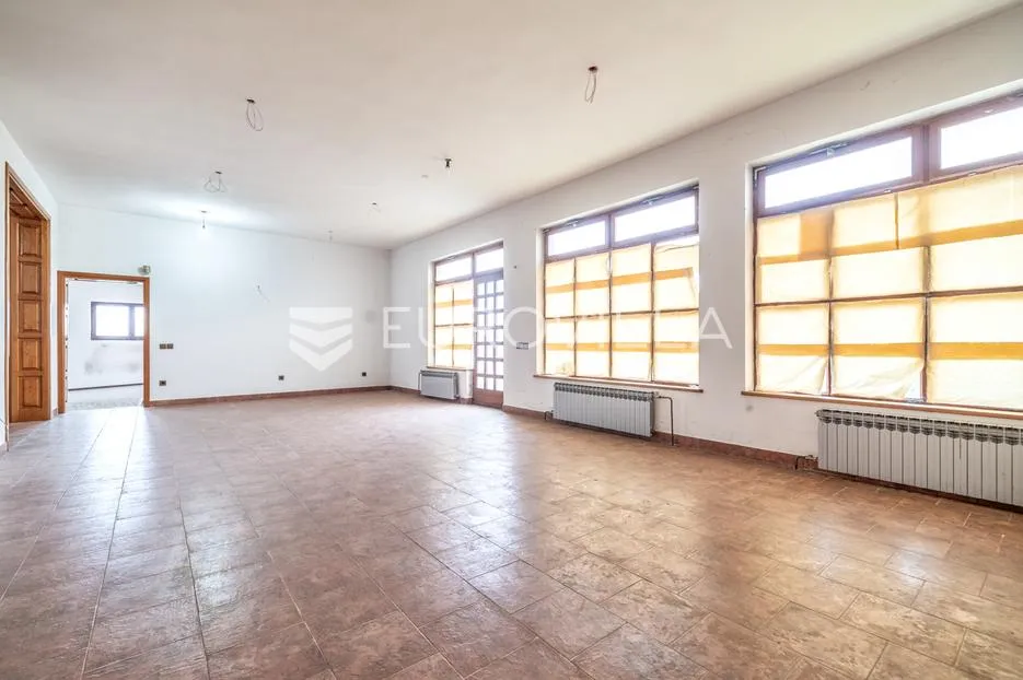 Zagreb, Granešina, stambeno, poslovna kuća s okućnicom, 377 m²