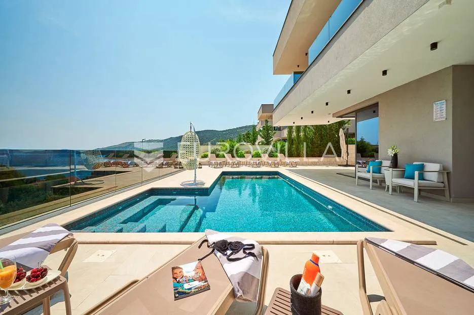 trogir - marina, luksuzna vila s vanjskim, grijanim bazenom - slika 1
