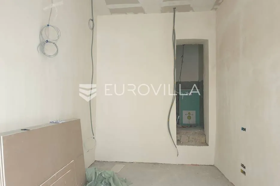 nova ves, ulični poslovni prostor za zakup 16 m2 - slika 1