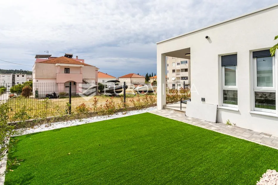 trogir, prizemnica s vrtom i dva parkirna mjesta, prvo useljenje - slika 15