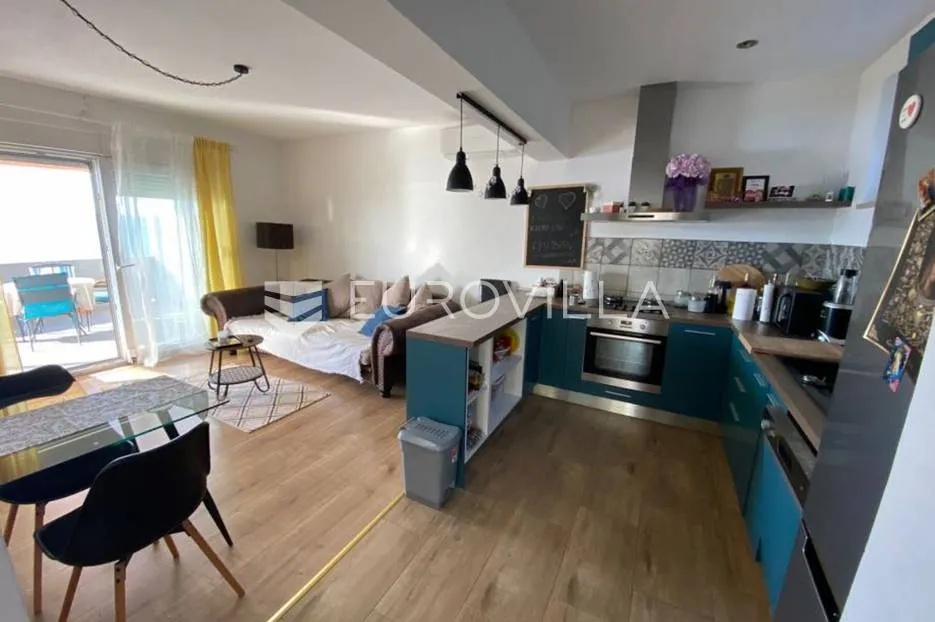 Krilo Jesenice, namješten stan s neuređenim potkrovljem 70 m²